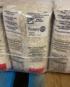 600 kilos de arroz solidario para las familias de Xàbia a las que ayuda Cruz Roja | Rotary Club Jávea Rotary Club Jávea | 28marzo arrozSolidario 448x560 1