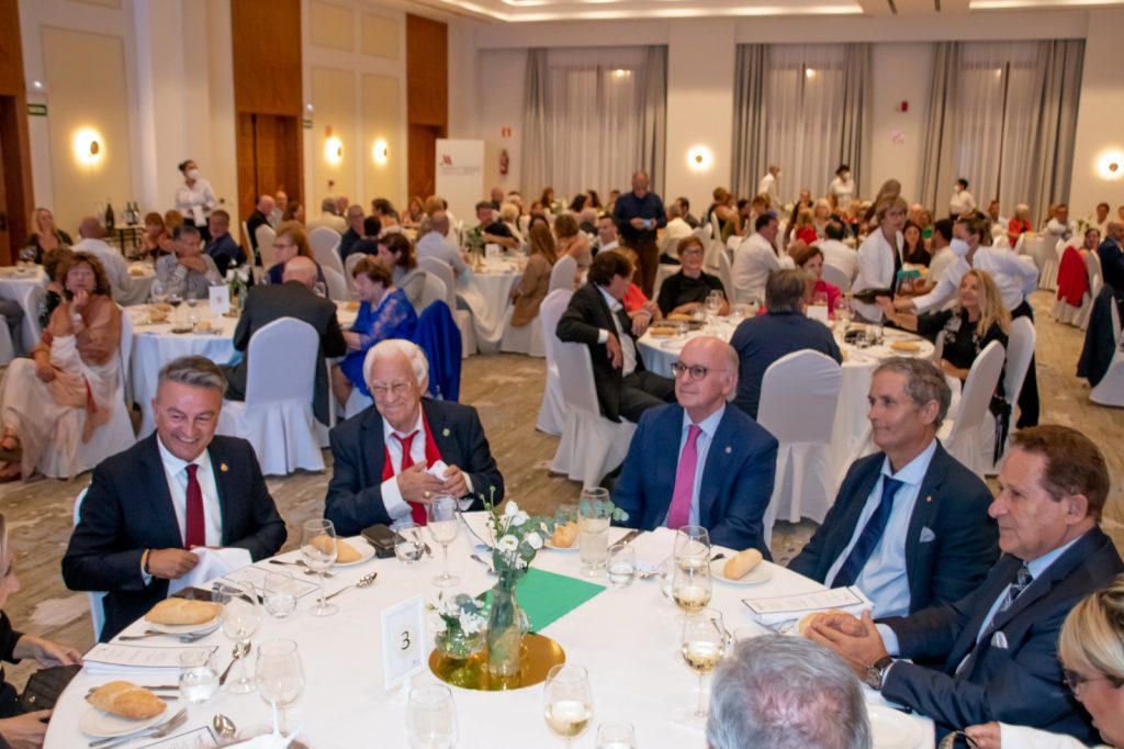 Gran éxito de la charla con el Padre Ángel y Aldo Olcese | Rotary Club Jávea Rotary Club Jávea | PadreAngel018 1024x682 1
